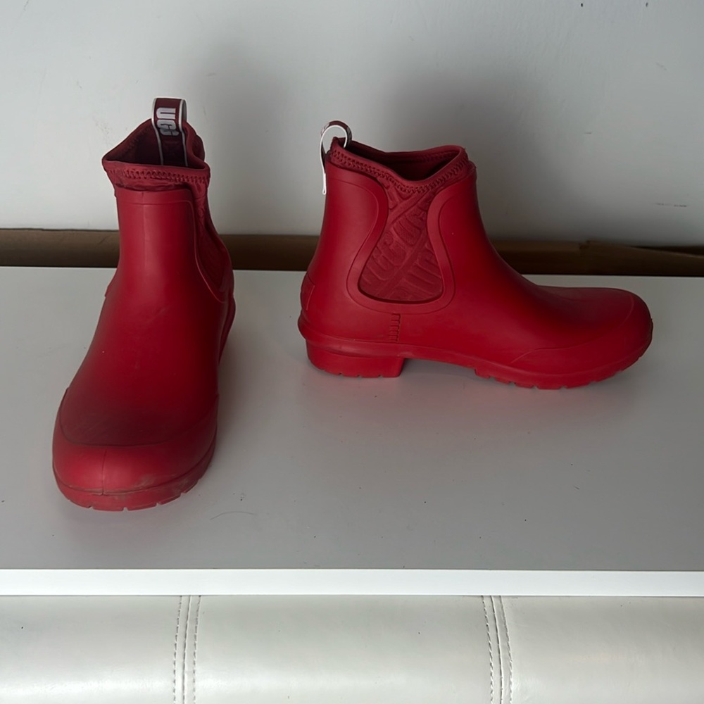 Red uggs rain booties Sherpa sole size 7 women’s worn outside once
